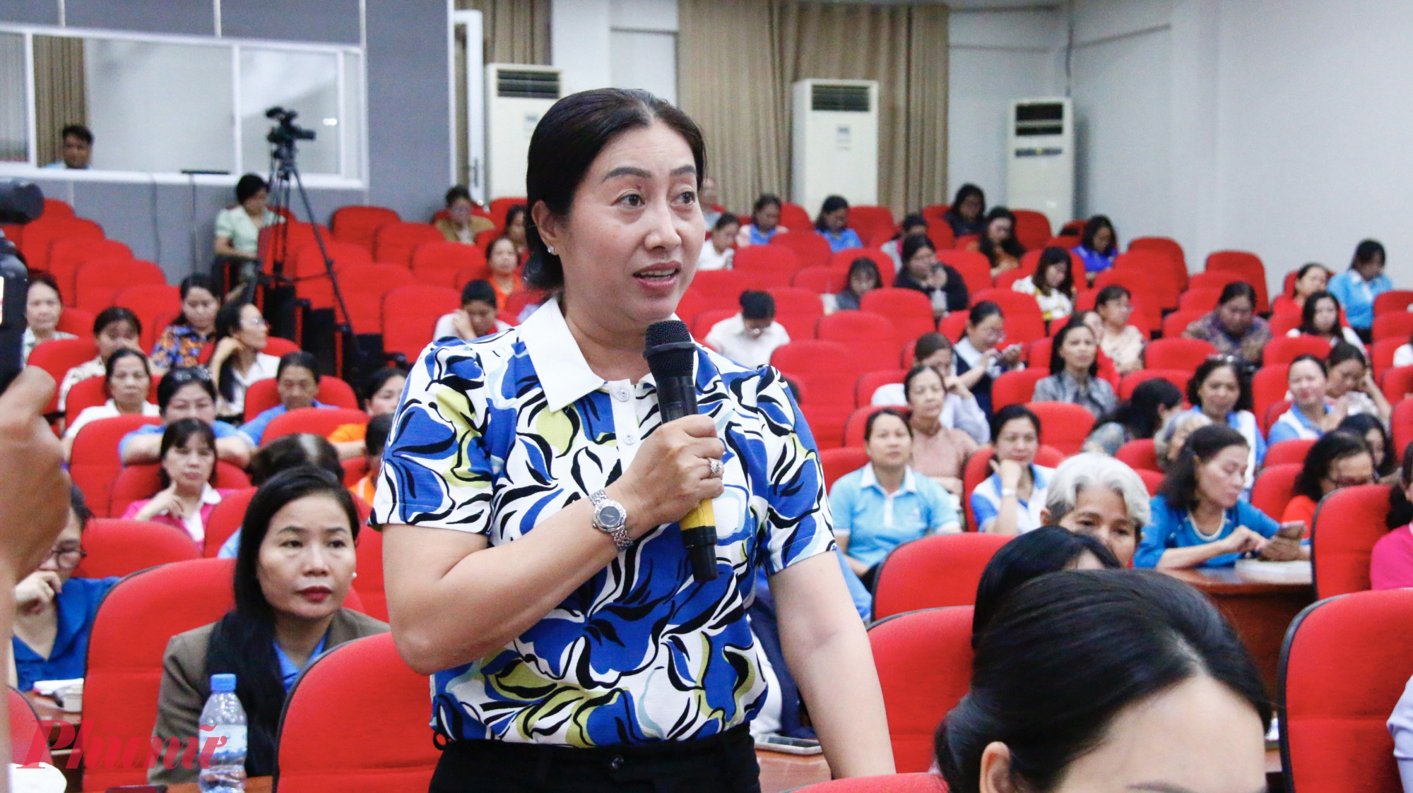  Tại tọa đàm, chị Lê Thị Sa Đam, Chủ tịch Hội LHPN phường Bình Trị Đông, bày tỏ sự tâm đắc với các nội dung được các vị diễn giả chia sẻ. Chị cũng đề xuất các ý kiến như các gia đình cần tăng cường giao tiếp tích cực, áp dụng phương pháp kỷ luật không bạo lực và đặc biệt là sự đồng hành, thấu hiểu của cha mẹ đối với con trong từng giai đoạn phát triển.